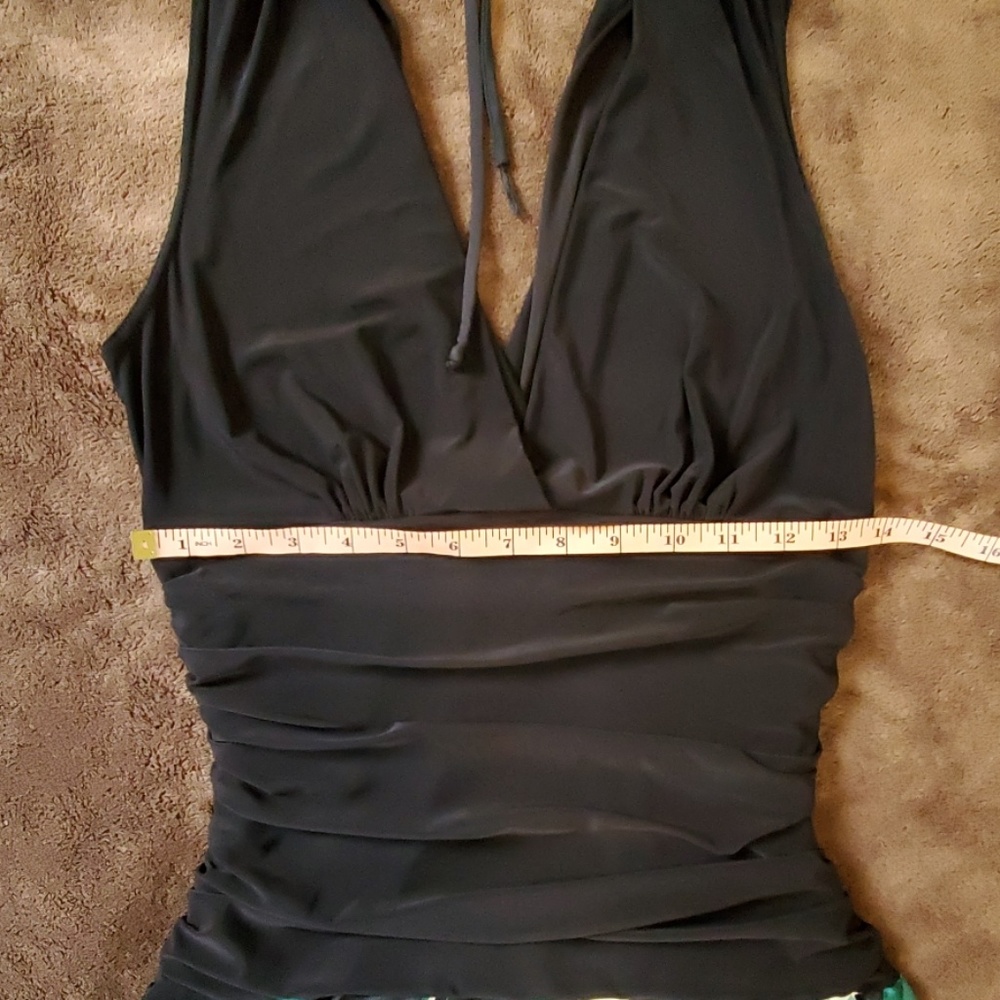 Intriguing dress! - Picture 3 of 6